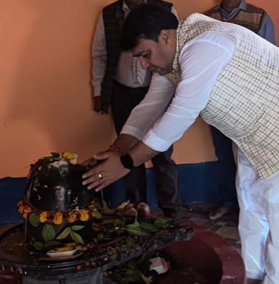 ManjeetJDUbihar's tweet photo. दिघवा-दुबौली के खादी भंडार स्थित मंदिर में प्रभु श्री राम व महादेव के दर्शन कर आशीर्वाद प्राप्त किया एवं सभी क्षेत्र वासियों के कल्याण हेतु प्रार्थना किया।

जय श्री राम.🚩 हर हर महादेव.🔱 https://t.co/YCt5TjRfG2
