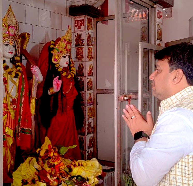 ManjeetJDUbihar's tweet photo. दिघवा-दुबौली के खादी भंडार स्थित मंदिर में प्रभु श्री राम व महादेव के दर्शन कर आशीर्वाद प्राप्त किया एवं सभी क्षेत्र वासियों के कल्याण हेतु प्रार्थना किया।

जय श्री राम.🚩 हर हर महादेव.🔱 https://t.co/YCt5TjRfG2