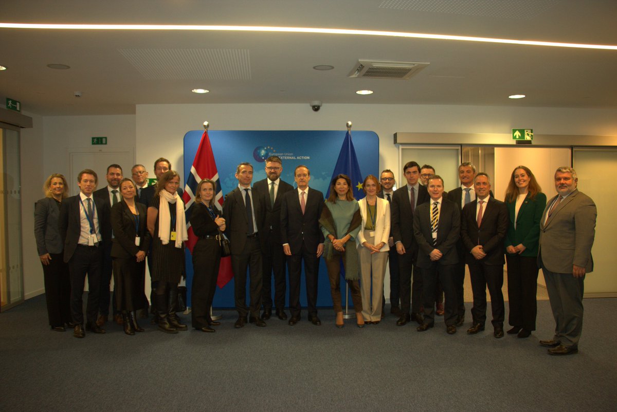 I går avholdt 🇪🇺 og 🇳🇴 sin fjerde dialog om sikkerhet og forsvar. Støtte til Ukraina og europeisk sikkerhet, samt samarbeid innenfor romfart og hybride trusler er noen av temaene som ble diskutert. 
Takk til <a href="/NorwayEU/">Mission of Norway to the EU</a> for bildene!