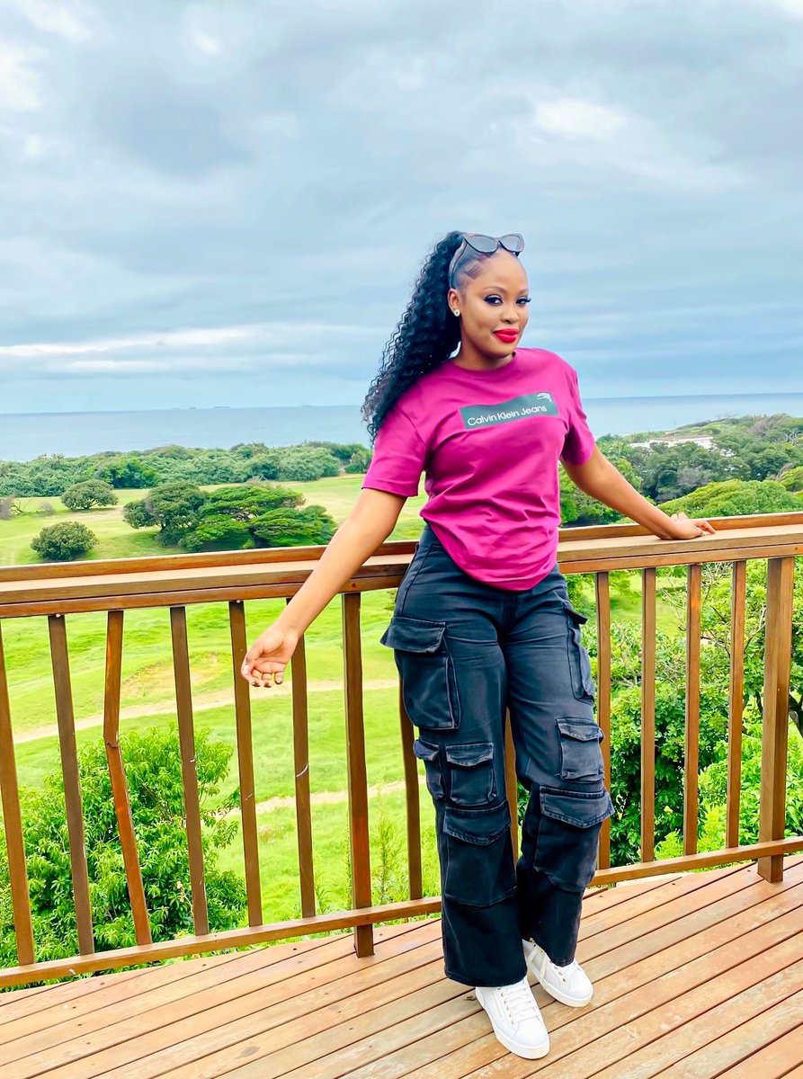 LondonZanny's tweet image. Friyay 💋