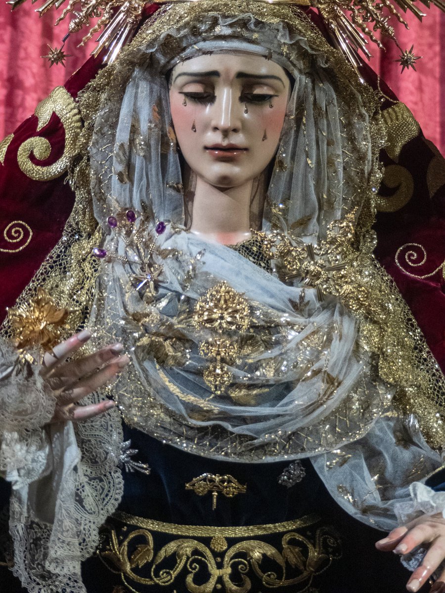 Sevilleando_'s tweet photo. En Santa Marina Veneración a la Virgen de Gracia y Amparo @HdadJavieres https://t.co/mluQYIPAnZ