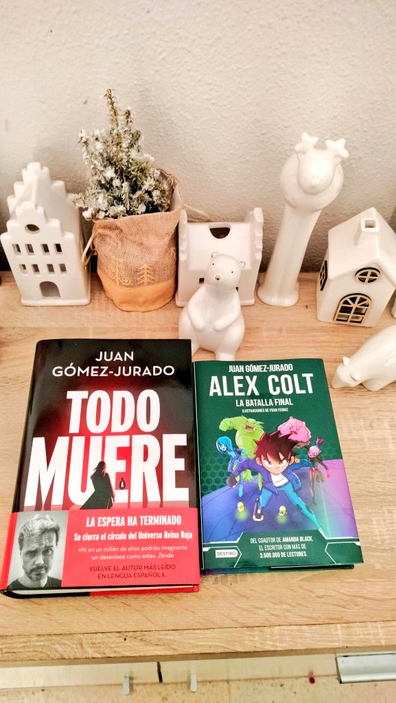 fjmarsan's tweet photo. Gracias a la librería Sin Tarima por sus gestiones y a @JuanGomezJurado por su increíble trabajo. Por fin en casa, todos juntos, terminando la colección de Reina Roja y Alex Colt. Ahora continuamos con Amanda Black para las peques. https://t.co/aPNy2rCAXM