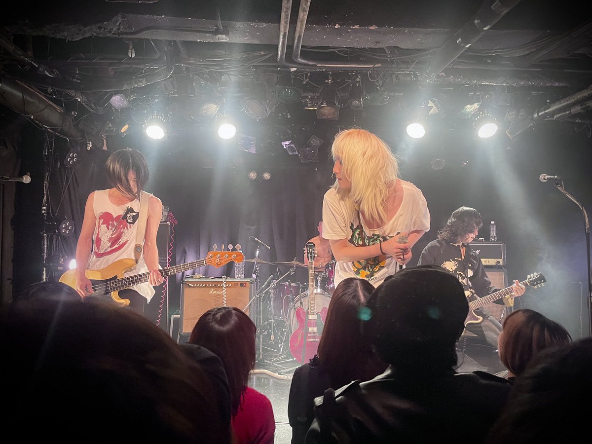 uragare11's tweet photo. 先月に引き続きまた来てしまった、下北沢club que、YAPOOL。まじで最高かよ… https://t.co/NbzEFW9trD