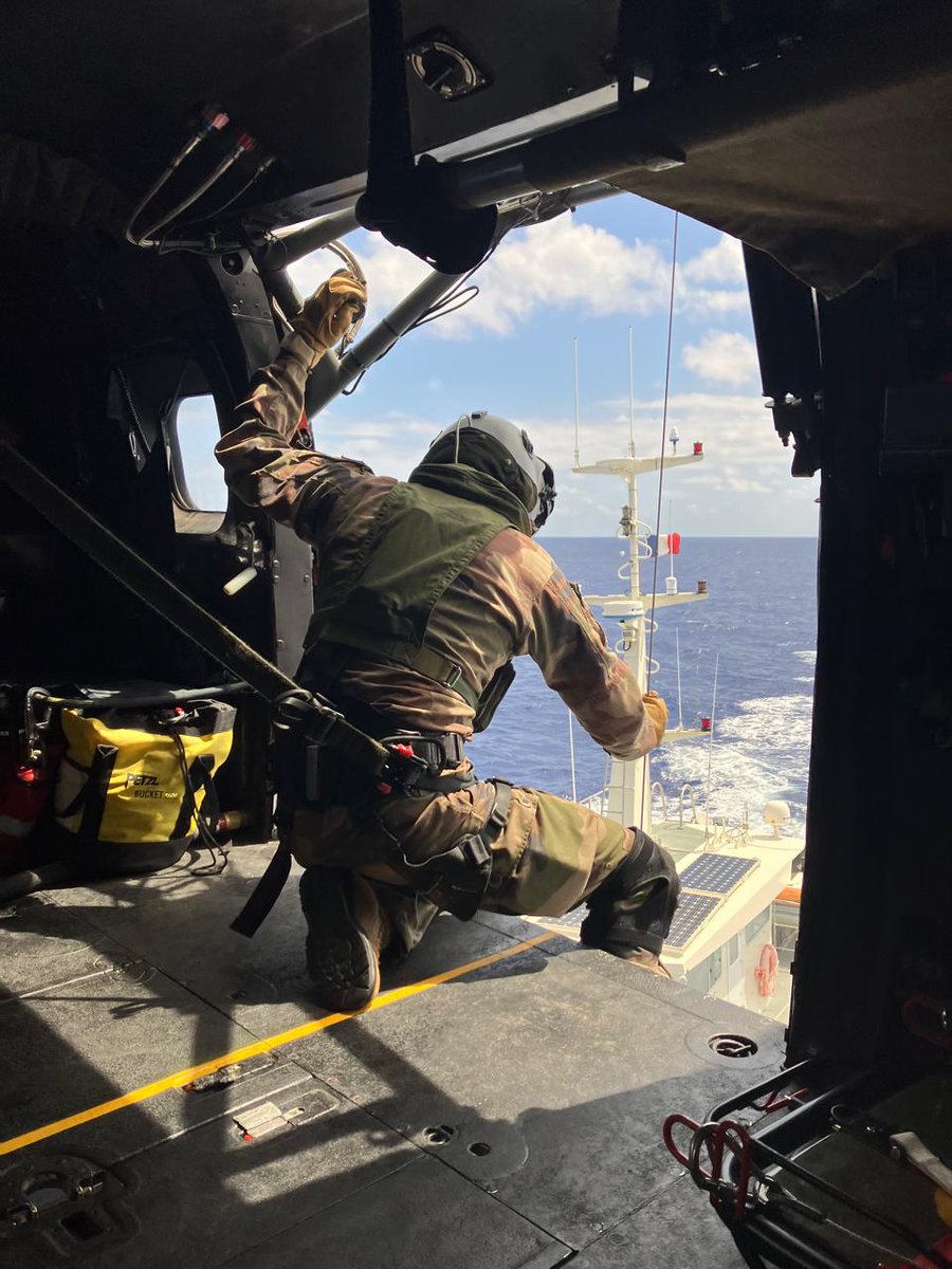 Armee_de_lair's tweet photo. ⛑ 2 missions en quelques jours pour nos #Puma en Nouvelle-Calédonie : hélitreuillage depuis un bateau puis transfert du patient sous oxygène, et évacuation sanitaire d’un bébé prématuré et de sa mère. 2 opérations complexes, menées avec technicité et dévouement. ✈️ https://t.co/4Gq1gKC5gG