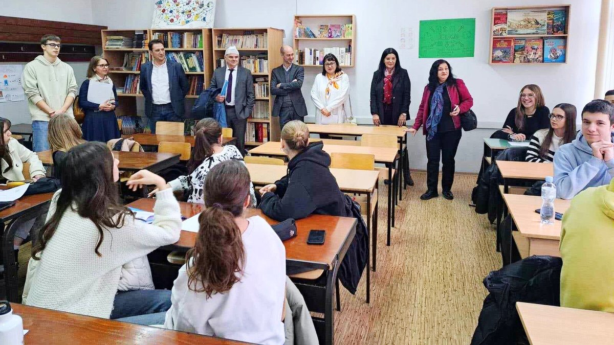 FranceMacedoine's tweet photo. 🎉🇫🇷🇲🇰Félicitations au Lycée Orce Nikolov à Skopje pour le renouvellement de son LabelFrancÉducation ! 20 ans d'excellence pour la section bilingue francophone ! 📚👏 #LabelFrancEducation #EducationBilingue @IFSkopje https://t.co/nb5m4kU11N