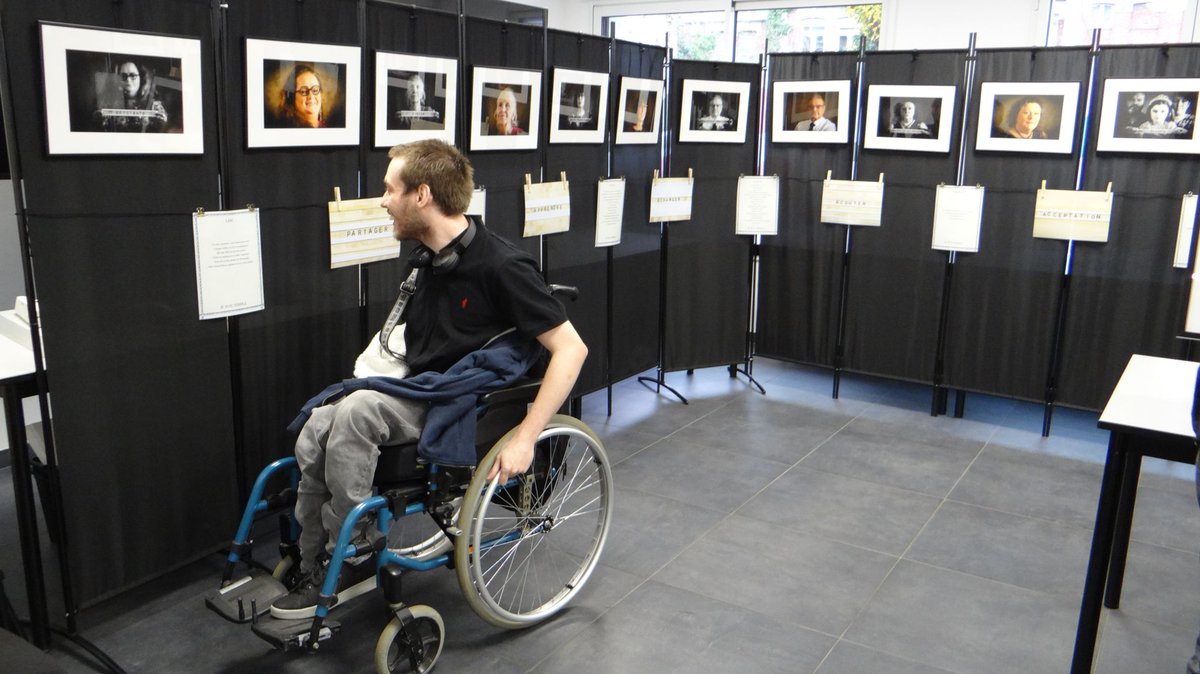 🌟 Une belle histoire de collaboration et de sensibilisation🌟

🖼️ L’exposition sur les handicaps invisibles 👀 est né de l’inspiration de John Barlet, qui vit avec plusieurs maladies chroniques invalidantes⚕️. Il a contacté notre association pour partager son projet !