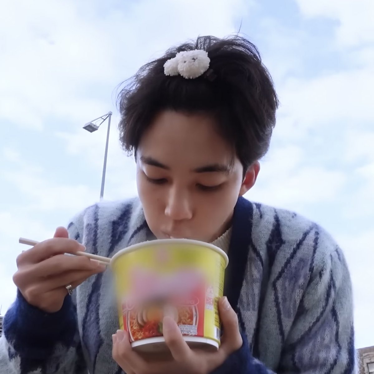 컵라면을 먹는 게 이렇게 귀여울 일이야. . .