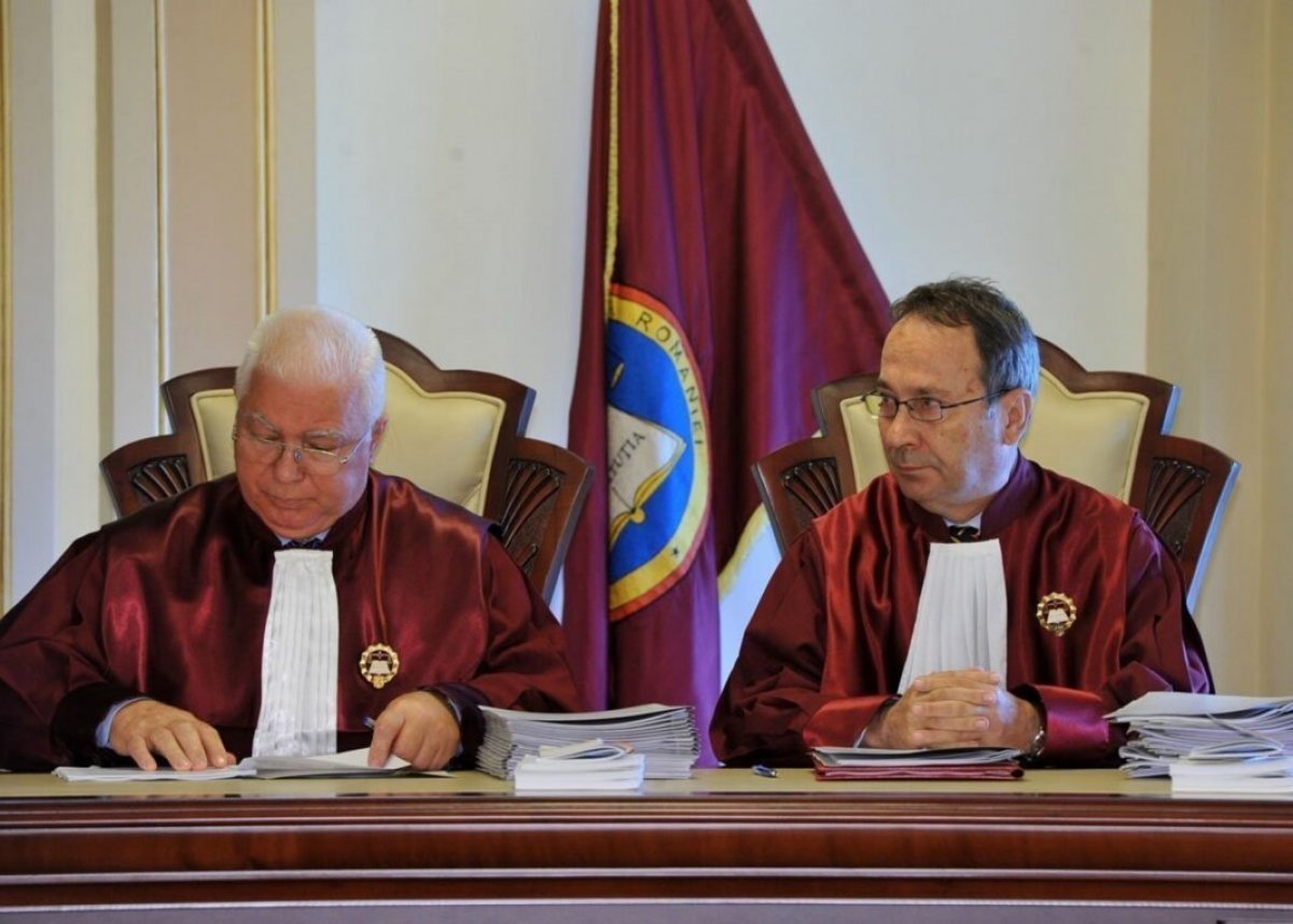 🇷🇴 It's happening:

The judges of the Constitutional Court decided to cancel the first round of the presidential elections, following declassified information from last week's CSAT meeting

Democracy, if it ever existed, is now officially dead in Romania