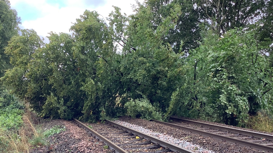 networkrail's tweet photo. ⚠️ Met Office has issued a red weather warning for parts of Wales on Saturday, with amber and yellow weather warnings in place for other parts of Britain until Sunday.

Check your journeys all weekend:

➡️ https://t.co/I195vBCUIf

📷 Archive images.

#StormDarragh #Storm https://t.co/9OF8go48ij