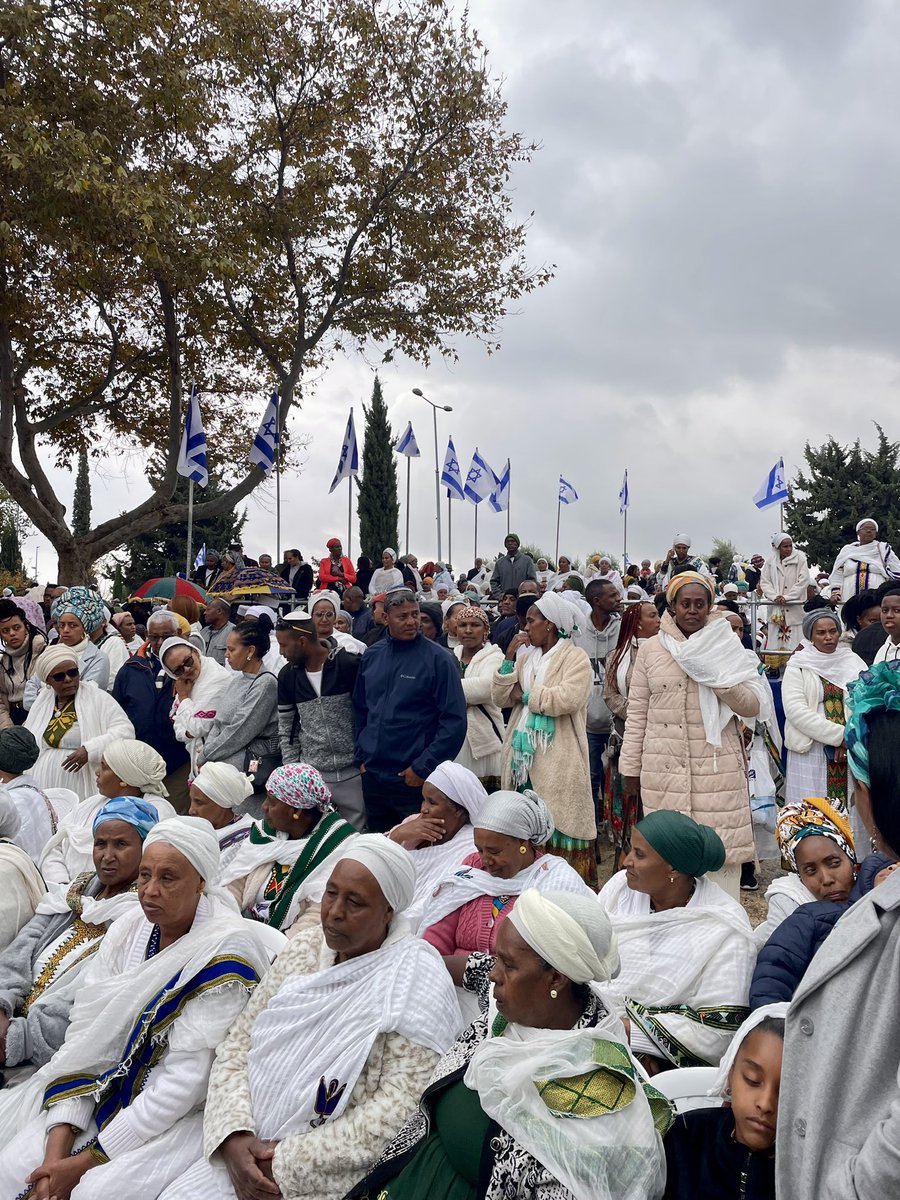AriellaDan18's tweet photo. From last week’s Sigd gathering at the Tayelet in #Jerusalem. 🇮🇱🇪🇹 #Sigd is one of the holidays of the Ethiopian Jewish community, and is celebrated on the 29th of Cheshvan. Since 2008, it has been an official state holiday in #Israel. https://t.co/KJKXfdQo3B
