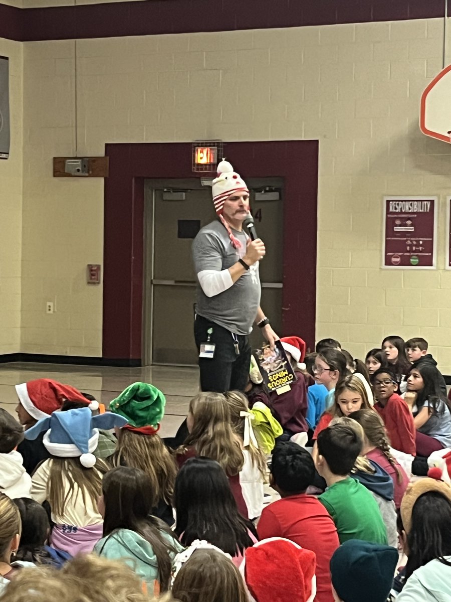 December Town Hall Meeting! 🐻

🎂 Summer birthdays
🎶 Staff vs. student 80's music competition
🎾 Staff vs. student minute to win it game
❄️ Day 1 of 12 Days of December: Holiday hat day!
