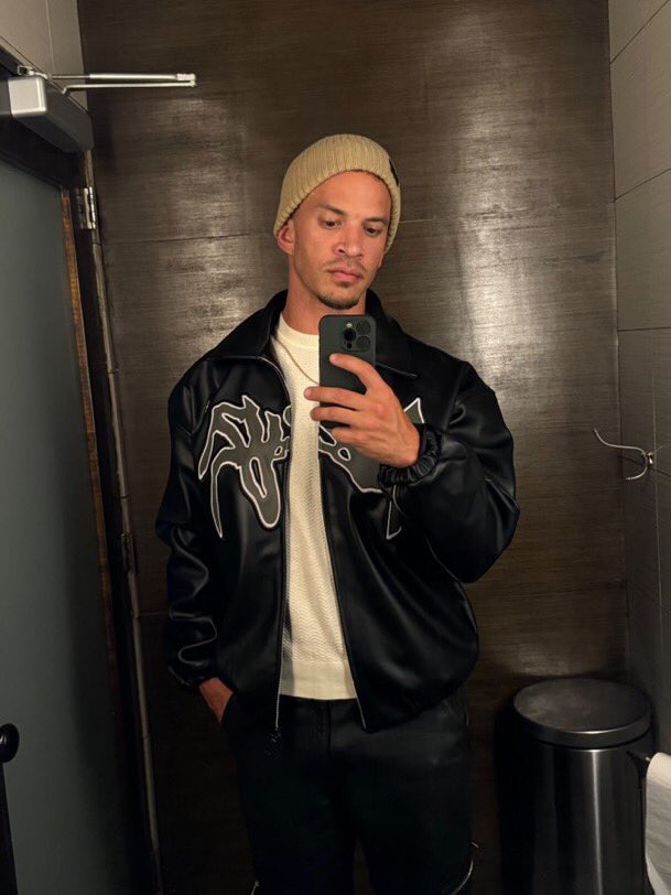 TalentInMyHips's tweet image. I’m the sexy, jealous kind that you had when you said hi.