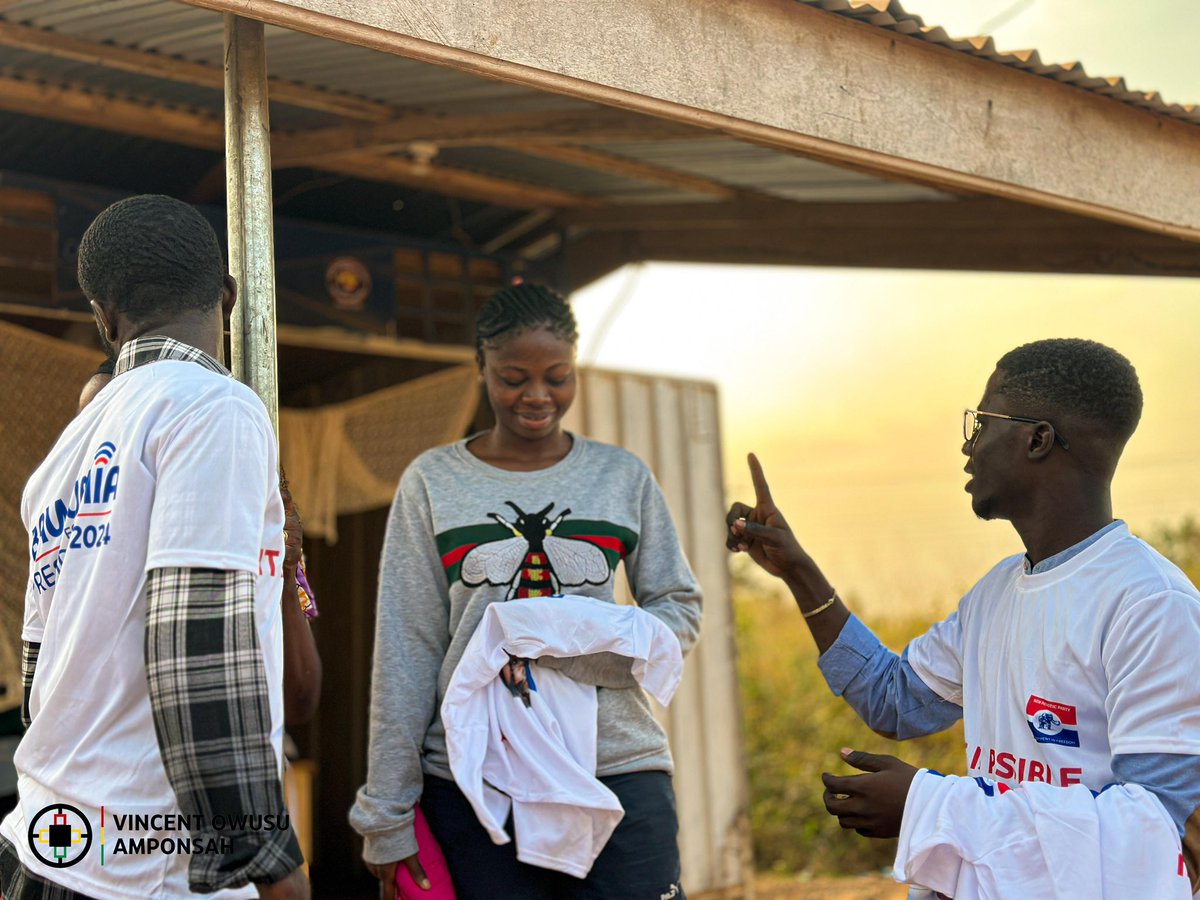 voAmponsah's tweet image. Passed through my constituency with my friends yesterday. We toured several electoral areas, to help secure victory on December 7.
We distributed:
 • 500 T-shirts
 • 50 aprons
 • 50 hand dryers
 • 10 footballs
 • 2 packs of wristbands
 • 100 bottles of sanitizers
