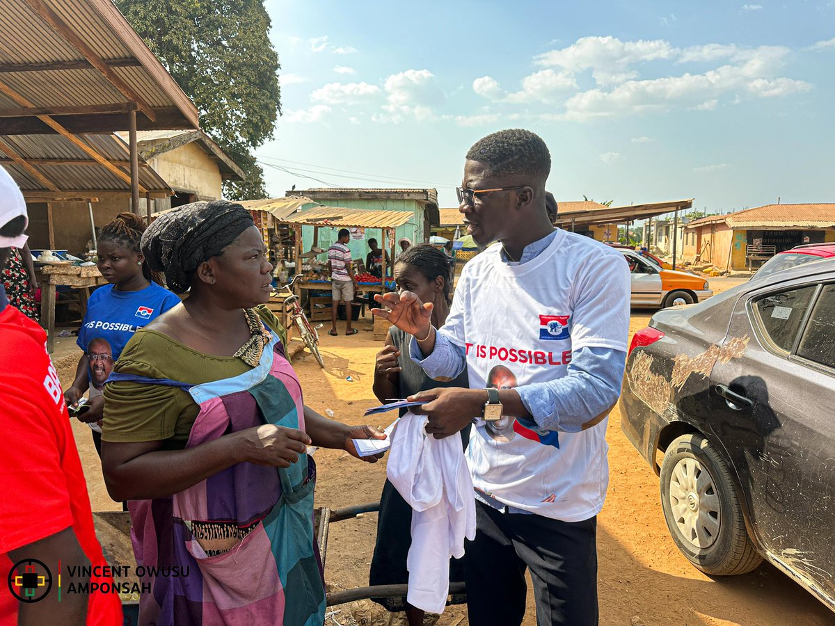 voAmponsah's tweet image. Passed through my constituency with my friends yesterday. We toured several electoral areas, to help secure victory on December 7.
We distributed:
 • 500 T-shirts
 • 50 aprons
 • 50 hand dryers
 • 10 footballs
 • 2 packs of wristbands
 • 100 bottles of sanitizers
