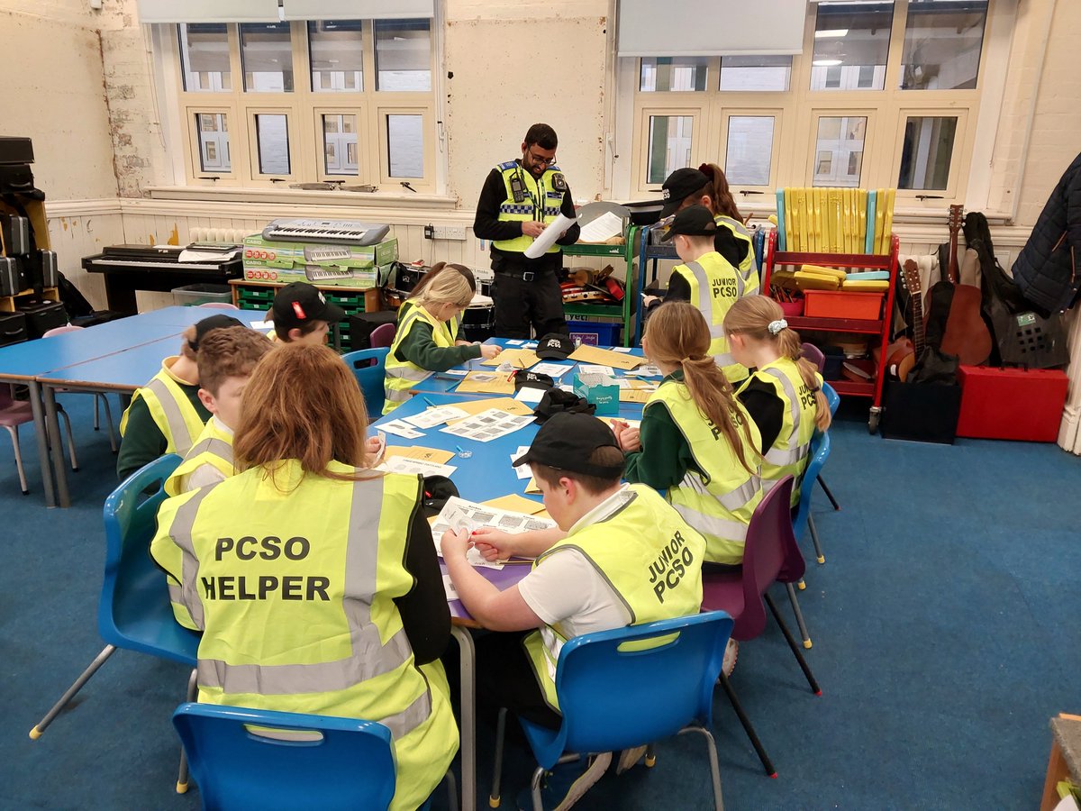DudleyNorthWMP's tweet photo. Great Forensics and Fingerprints Junior PCSO session with Year 5 at Queen Victoria Primary School #JuniorPCSO https://t.co/uvSrqt2HhF