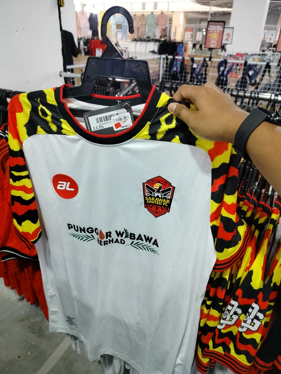 shahamirul's tweet photo. Clearance sale 3 helai RM70 @ Evolve Concept Mall Ara Damansara https://t.co/g9LCue1AFb