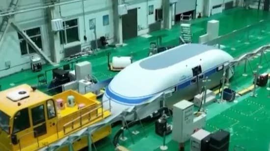 IndianTechGuide's tweet photo. 🚨 China has started work on a “floating” train which would be faster than a commercial passenger aircraft at 1,000 kmph. https://t.co/g9TxHSUWIk