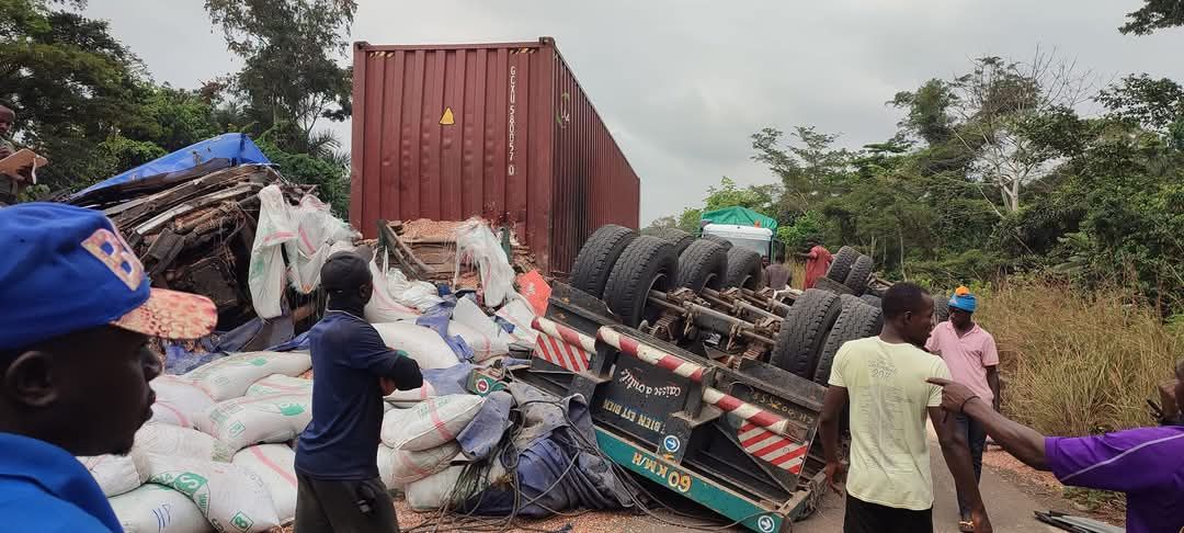 Accident ce 06/12 au village Adoua (RN 10 entre Ayos et le Carrefour 14). En tentant d'esquiver une moto qui effectuait une manoeuvre dangereuse, une semi-remorque a violement percuté une autre semi-remorque.

Bilan: 4 morts