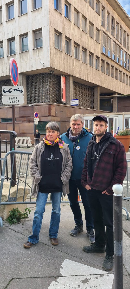Alors que l'accord du Mercosur vient d'être signé, 5 militant.es de la Confédération paysanne opposée à cet accord sont encore en garde à vue au commissariat du 5e à Paris.
Scandaleux, on lâche rien !
Soutien aux camarades !