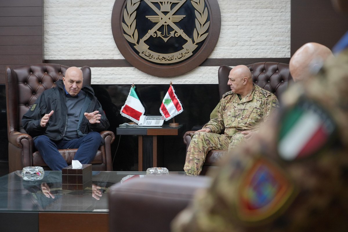 MinisteroDifesa's tweet photo. #Beirut
"Cordiale e proficuo incontro con il Generale Aoun, Comandante delle Forze Armate Libanesi e grande amico dell’Italia. A lui ho ribadito il pieno supporto della #Difesa italiana alle Forze Armate Libanesi, convinto che queste rappresentino il pilastro fondamentale sul quale si può e si deve costruire un processo di pace solido, efficace e duraturo. Le Forze Armate Libanesi sono oggi e, ancora di più, saranno domani essenziali per garantire una presenza forte e autorevole a sud del fiume Litani e a nord della Blue Line. Il loro obiettivo, identico a quello dell’intera comunità internazionale e di sicuro quello dell’Italia, è  che venga avviato, e al più presto, un concreto e preciso percorso di pace e stabilità in Libano e in tutto il Medio Oriente e che venga pienamente implementata la Risoluzione 1701 delle Nazioni Unite. Al Generale Aoun ho anche sottolineato la impellente necessità di adeguare le regole d'ingaggio di UNIFIL, come più volte in questi ultimi 2 anni ho chiesto con forza all’ONU stessa, per consentire alle forze militari della missione UNIFIL una piena libertà operativa, ovviamente sempre nell’ambito dell'attuazione della Risoluzione 1701. È fondamentale garantire una stretta collaborazione, non solo tra UNIFIL e le LAF, ma anche tra la Missione Bilaterale italiana in Libano e le Forze Armate Libanesi. Con grande soddisfazione, infine, ho ricevuto il ringraziamento del Generale Aoun e delle LAF per il lavoro svolto, in particolare, dal contingente italiano di UNIFIL. I nostri militari sono rimasti operativi e vigili, nel loro settore di competenza, anche nei momenti più difficili, anzi davvero drammatici, continuando a svolgere il proprio dovere. Anche grazie a loro, all’impegno e alla dedizione, silenziosa quanto coraggiosa, è stata mantenuta aperta una finestra di opportunità per la pace. A loro il mio ringraziamento e quello del Governo a nome dell’Italia". Così il Ministro @GuidoCrosetto