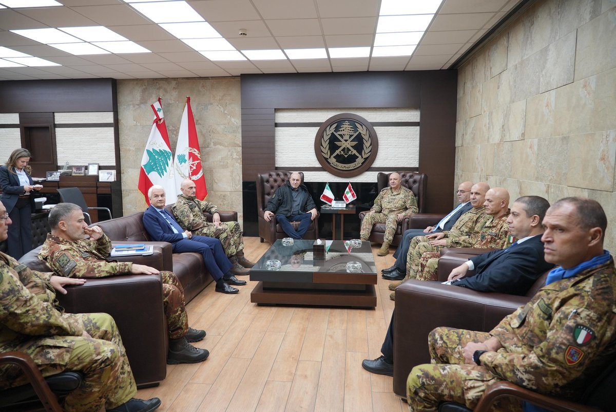 MinisteroDifesa's tweet photo. #Beirut
"Cordiale e proficuo incontro con il Generale Aoun, Comandante delle Forze Armate Libanesi e grande amico dell’Italia. A lui ho ribadito il pieno supporto della #Difesa italiana alle Forze Armate Libanesi, convinto che queste rappresentino il pilastro fondamentale sul quale si può e si deve costruire un processo di pace solido, efficace e duraturo. Le Forze Armate Libanesi sono oggi e, ancora di più, saranno domani essenziali per garantire una presenza forte e autorevole a sud del fiume Litani e a nord della Blue Line. Il loro obiettivo, identico a quello dell’intera comunità internazionale e di sicuro quello dell’Italia, è  che venga avviato, e al più presto, un concreto e preciso percorso di pace e stabilità in Libano e in tutto il Medio Oriente e che venga pienamente implementata la Risoluzione 1701 delle Nazioni Unite. Al Generale Aoun ho anche sottolineato la impellente necessità di adeguare le regole d'ingaggio di UNIFIL, come più volte in questi ultimi 2 anni ho chiesto con forza all’ONU stessa, per consentire alle forze militari della missione UNIFIL una piena libertà operativa, ovviamente sempre nell’ambito dell'attuazione della Risoluzione 1701. È fondamentale garantire una stretta collaborazione, non solo tra UNIFIL e le LAF, ma anche tra la Missione Bilaterale italiana in Libano e le Forze Armate Libanesi. Con grande soddisfazione, infine, ho ricevuto il ringraziamento del Generale Aoun e delle LAF per il lavoro svolto, in particolare, dal contingente italiano di UNIFIL. I nostri militari sono rimasti operativi e vigili, nel loro settore di competenza, anche nei momenti più difficili, anzi davvero drammatici, continuando a svolgere il proprio dovere. Anche grazie a loro, all’impegno e alla dedizione, silenziosa quanto coraggiosa, è stata mantenuta aperta una finestra di opportunità per la pace. A loro il mio ringraziamento e quello del Governo a nome dell’Italia". Così il Ministro @GuidoCrosetto