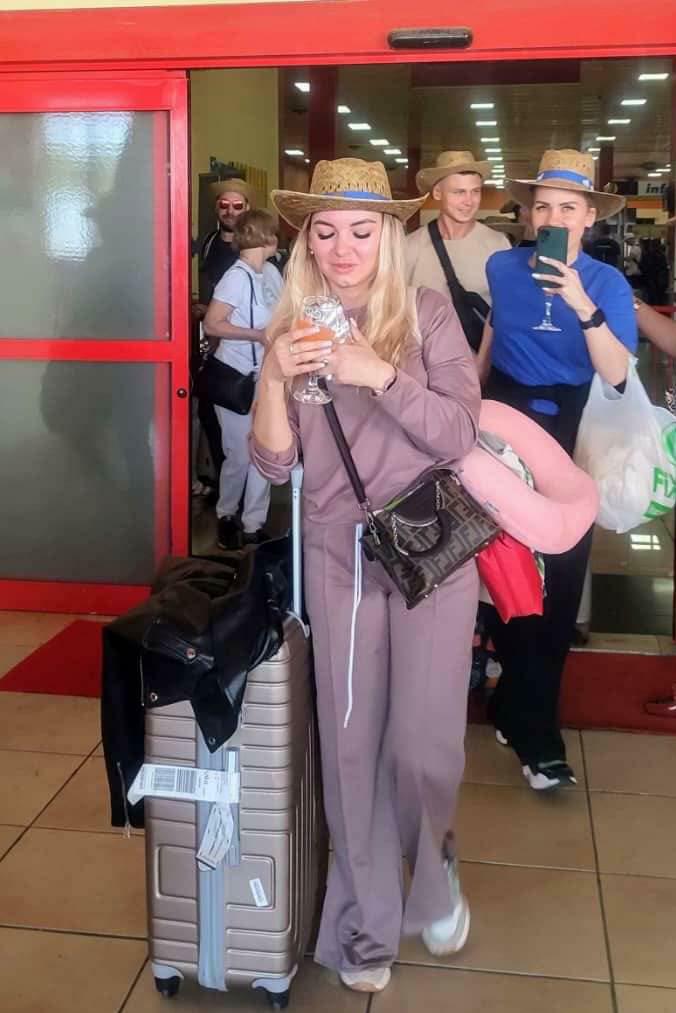 MMM91040107's tweet photo. ¡#CubaÚnica! está lista para recibirte!  🇨🇺
Disfruta de unas vacaciones increíbles en nuestro país mientras nosotros nos encargamos de una bienvenida cálida, segura y ágil. #VolamosContigo #CubaDestinoSeguro  #losprimerosanfitriones @EcasaVaradero #minturmatanzas https://t.co/T9DQB3zRUa