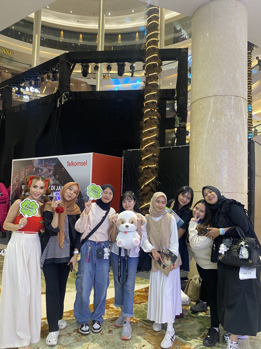 eyesehunee's tweet photo. Makasi kakak2 kuuuu, lucu bangettt ya Allah si Zahra ππππππππ
#EXOLonly #EXOL #Parkchanyeol #CHANYEOL_LIVETOUR_in_JAKARTA https://t.co/6ppa3HfpUj