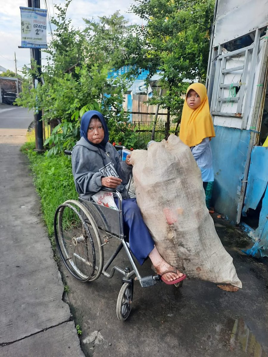 Yom_N_Friends's tweet photo. Twitter do you magic..!!

Bu Pipit Suryani (44), seorang janda dari keluarga tdk mampu,tinggal di Kel Bethokan RT 02 RW 03, kec Demak,kab Demak.
Walau sdg sakit namun ttp bekerja mencari rongsok dgn kondisi duduk di kursi roda, didorong oleh anaknya. https://t.co/3H5WvjocPd