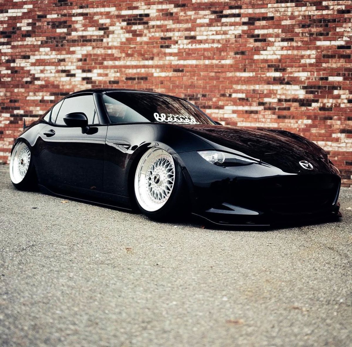 iamfarfrombasic's tweet photo. Such a nice Miata / MX5

#mazda #miata #bagged #farfrombasic #neverkickitbasic #FridayVibes #FridayVibe #tgif https://t.co/qDtyeftzHJ