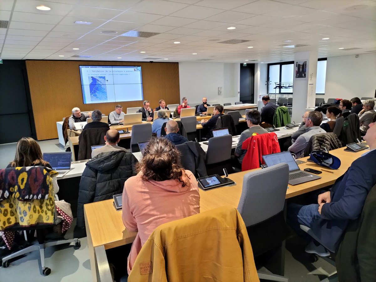 Ce jeudi 5 décembre, le Comité de Pilotage du PAPI d’intention Brouage s’est réuni à Rochefort pour faire le point sur les projets, dont l'étude avant-projet pour des protections rapprochées sur Moëze et Saint-Froult, et préparer le dossier de candidature pour le PAPI complet.