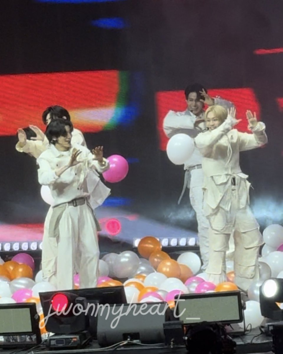 jwonmyheart_'s tweet photo. DROPPING ALL THE BALLOONS WHILE THEY WERE PERFORMING BTHB WAS SO CHAOTIC ANF FUNNY, JUST LOOK AT THEIR SMILES 😭😭😭

#DES7INED_ENHYPEN_with_DUNKIN #ENHYPEN https://t.co/XiLQxqUX3Y