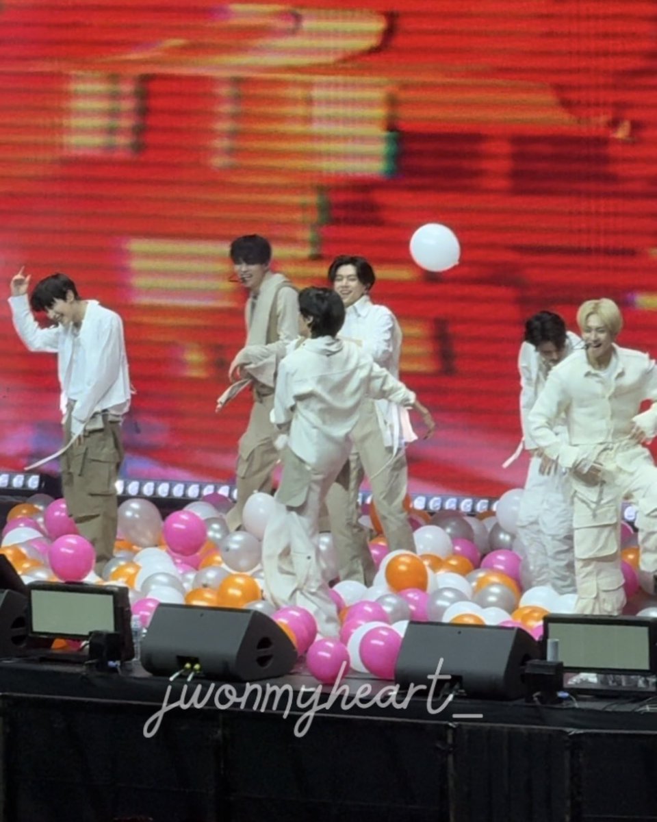 jwonmyheart_'s tweet photo. DROPPING ALL THE BALLOONS WHILE THEY WERE PERFORMING BTHB WAS SO CHAOTIC ANF FUNNY, JUST LOOK AT THEIR SMILES 😭😭😭

#DES7INED_ENHYPEN_with_DUNKIN #ENHYPEN https://t.co/XiLQxqUX3Y