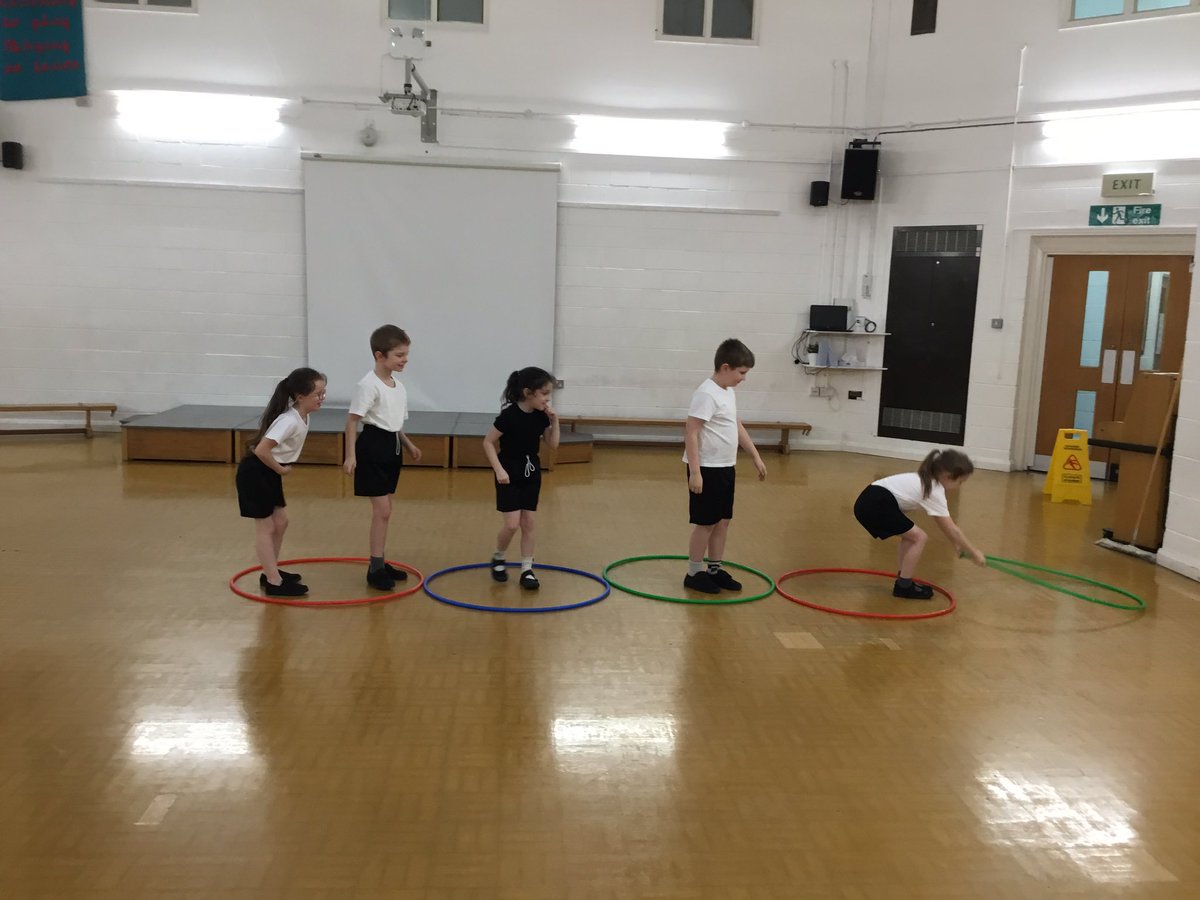 springfield_cps's tweet photo. In PE this afternoon Year 3 have been working in teams.They used their problem solving skills to help them get from one side of the hall to the other using hoops. https://t.co/gh65AVtkQg