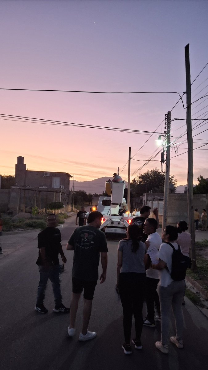 GonzaloBecerraD's tweet photo. Ayer fue un gran día! 🌟 Juntos iluminamos y reacondicionamos el B• Cementerio Gracias a todos los vecinos que se unieron para hacer de nuestra comunidad un lugar más brillante y acogedor. ¡Sigamos trabajando juntos por un mejor entorno! 💪✨ @QuintelaRicardo @amolinalarioja https://t.co/NR9MeaMvXv