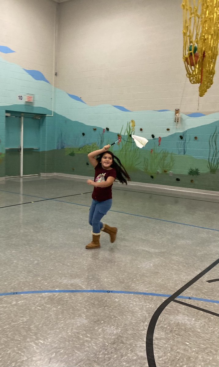 We finished up our toy vocabulary unit by making kites (cometas/pipas)! 🪁 Thanks <a href="/Woparkwellness/">Travis Cox</a> for sharing your space with us today! <a href="/WoParkSharks/">Worthington Park Elementary School</a>