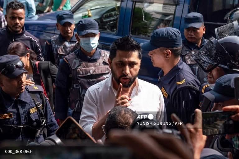 दोश्रो विश्वयुद्धको सेरोफेरो जर्मनिका मार्टिन नाइमोलर द्वारा लेखिएको कविता सम्झन्छु:

"पहिला तिनीहरूले श्रमिकहरूलाई लिन आए, म चुप रहेँ किनकि म श्रमिक थिइनँ।
त्यसपछि तिनीहरूले ट्रेड यूनियनका सदस्यहरूलाई लिन आए, म चुप बसेँ किनकि म ट्रेड यूनियनमा थिइनँ।
त्यसपछि तिनीहरूले यहूदीहरूलाई