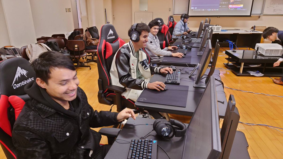 kiis_eSports's tweet photo. 今日は3つのプレゼミ(1年生対象)クラス合同で、#eスポーツ 特別室のレクチャーを受けて、ゲームに挑戦。
全員が #留学生 だったので、対戦中文化の違いでしょうか、リアクションが大きくって、面白かったです。
学生は、母国のチームと対戦したいと希望が。
グローバルな視野が必要ですね♪
#eSpors https://t.co/IIf2N7sIwq
