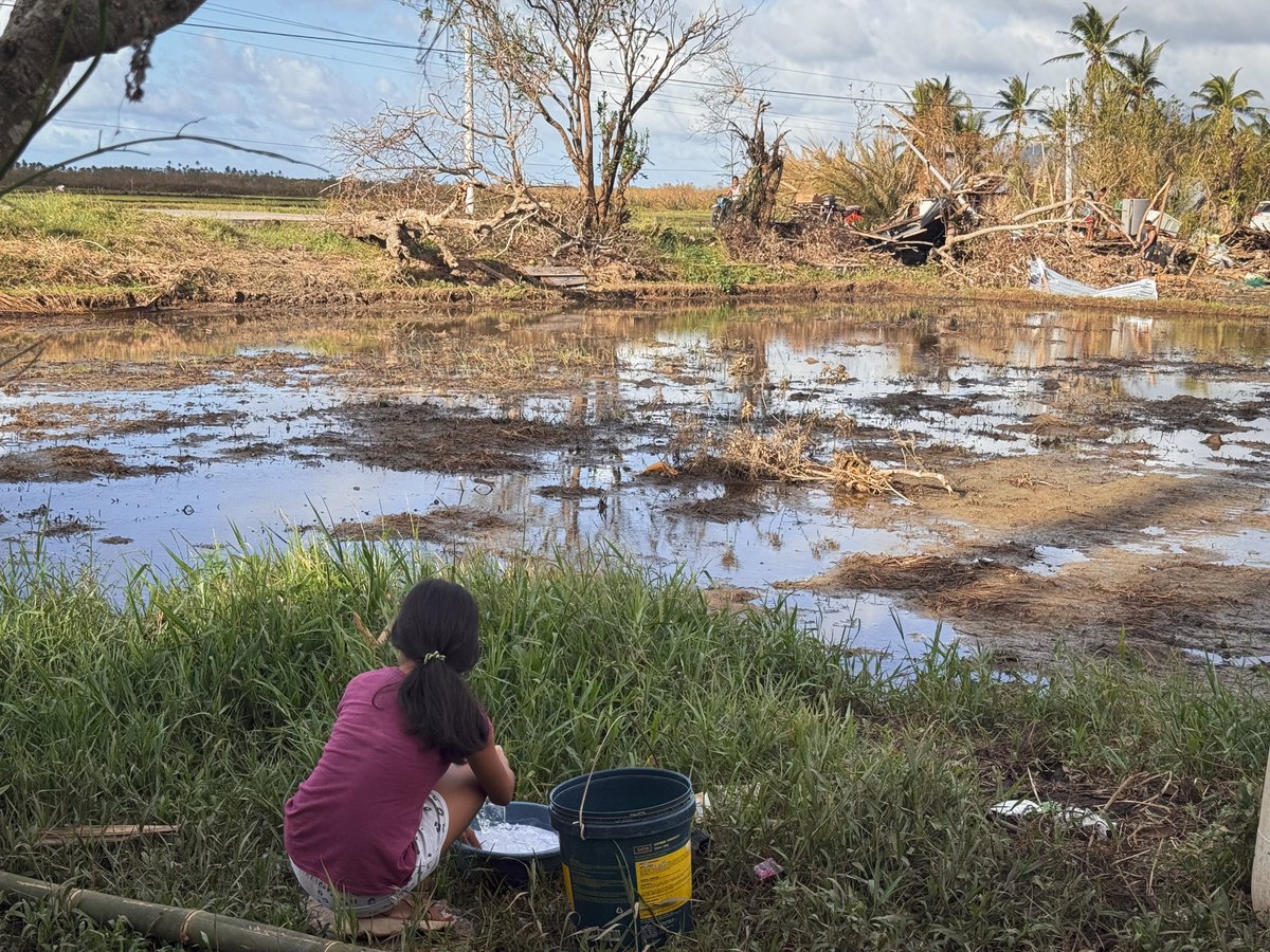 🚨 Widespread flooding and landslides in #ThePhilippines in October caused by tropical storm Trami left nearly a million people displaced.

See how <a href="/UNFPA/">UNFPA</a> responded with vital sexual and reproductive health and gender-based violence response interventions: unf.pa/phsr1