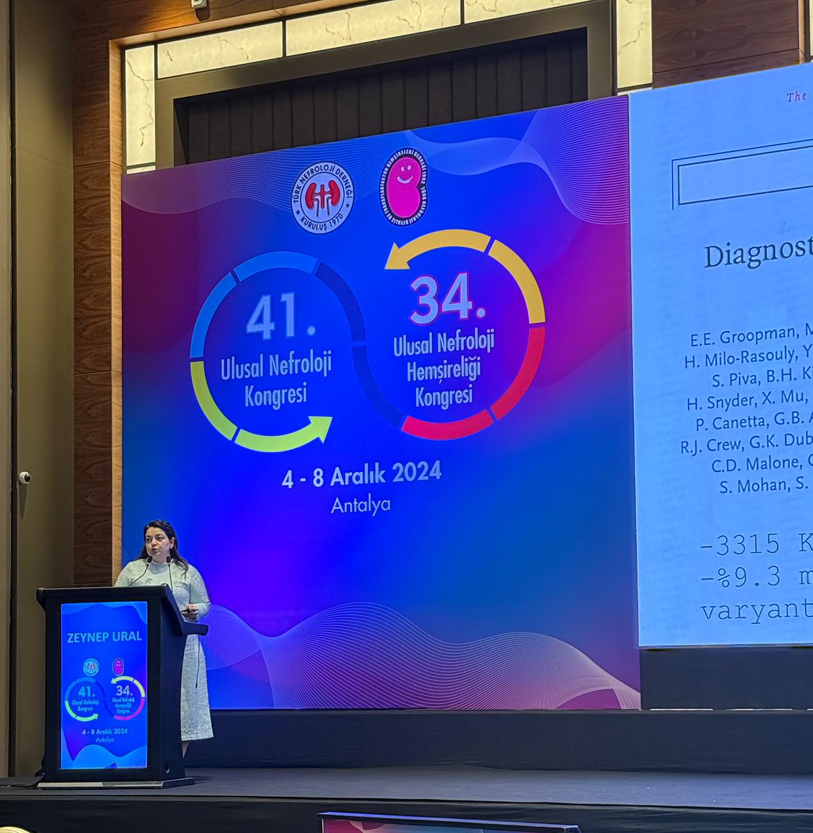 Salon-1’de  ’Genetik Böbrek Hastalıkları-II’ oturumu, Zeynep Ural'ın 'Nefroloji Pratiğinde Genetik Testlerin Kullanımı' sunumu ile devam ediyor. #ulusalnefro24 #canımböbreğim