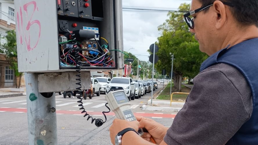 🚦Na manhã desta sexta-feira(06), nossa equipe semafórica realizou o sincronismo dos semáforos da Av. Duque de Caxias, da Lomas até o Santuário de Fátima. A medida visa garantir maior fluidez em toda sua extensão.