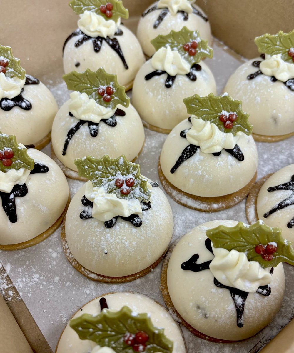 TPatisseries's tweet image. Our Christmas Pudding Cheesecake is sure to put anybody in the festive mood 🎄🎄

Decoration inspired by a Christmas pudding cheesecake, with mixed spice and raisins throughout and sprinkled with sweet snow; it’s hard to say no.

#christmas #cheesecake #patisserie