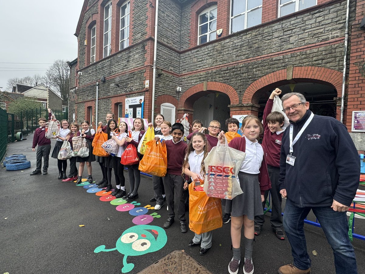 Mr Harris from <a href="/bryncynonstrat/">Bryncynon Strategy</a> was blown away by the generosity of the families of Coed-Y-Lan. Your food donations will be greatly appreciated by those in our community who need it the most. Nadolig Llawen 🎄🎄