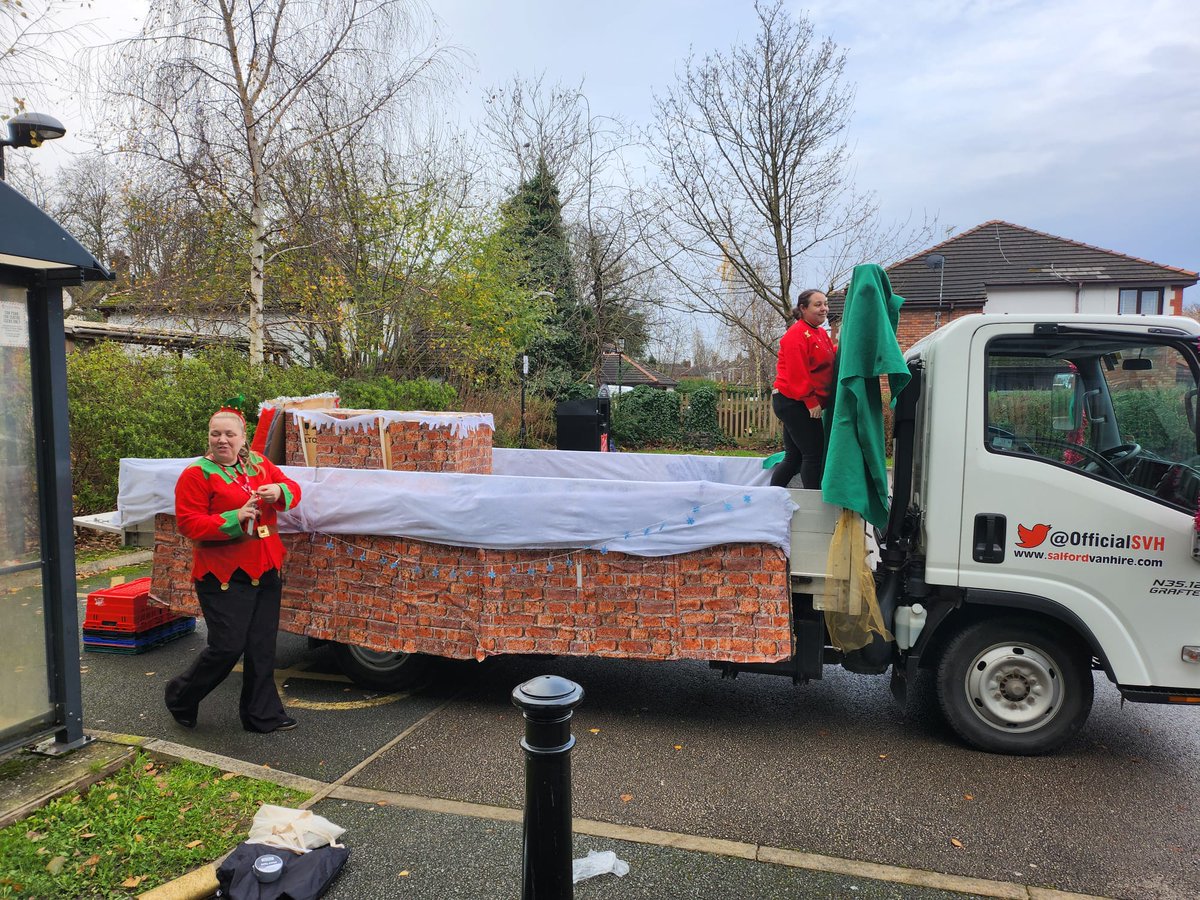 The staff are getting ready for #Santas arrival. Join us on Merseybank Avenue from 4pm 🎅 <a href="/BMCA_Youth/">BMCA Youth Zone</a>