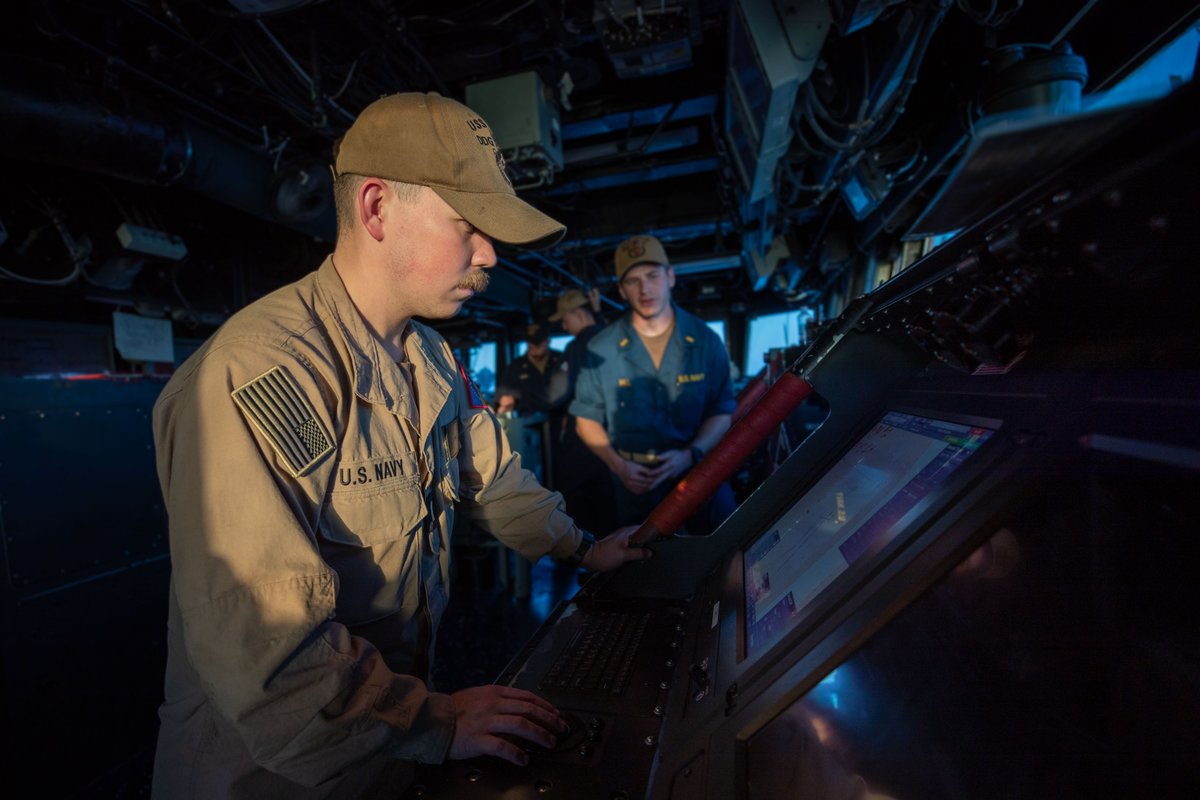 USNavy's tweet photo. #ForwardFriday:

#USSCole #DDG67 routine operations while underway in @US5thFleet

1️⃣ Sailors maintain the ship 2️⃣ navigate #US5thfleet 3️⃣ conduct #FLTOPS 4️⃣ and prepare to fight the ship, supporting maritime stability and security in @CENTCOM https://t.co/1vPulfu9GN