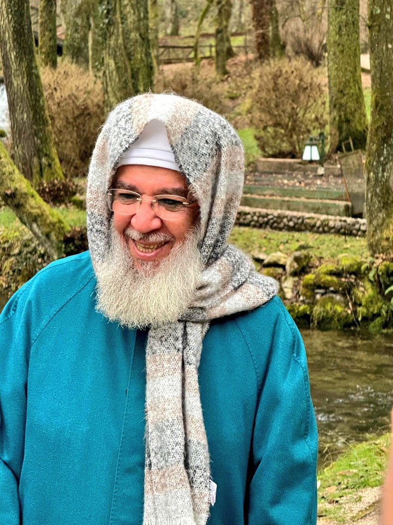 _isin__asli_'s tweet photo. 🌹 🌹 🌹 🌹 🌹 🌹 

Benim efendim! Ben sana bendim! Bir üfledin de Yıkıldı bend’im. Ben ki, denizdim, Dağbaşı bendim. Şimdi sen oldun, Âleme pendim. Benim efendim! Benim efendim, Feza levendim! Ölmemek neymiş; Senden öğrendim. Kayboldum sende, Sende tükendim! Sordum aynaya; Hani ya kendim? Benim efendim!
Benim efendim! Emri yüklendim! Dağlandım kalbden Ve mühürlendim. Askerin oldum, Başta tülbendim; Okum sadakta, Elde kemendim. Benim efendim.

🌹 🌹 🌹 🌹 🌹 🌹