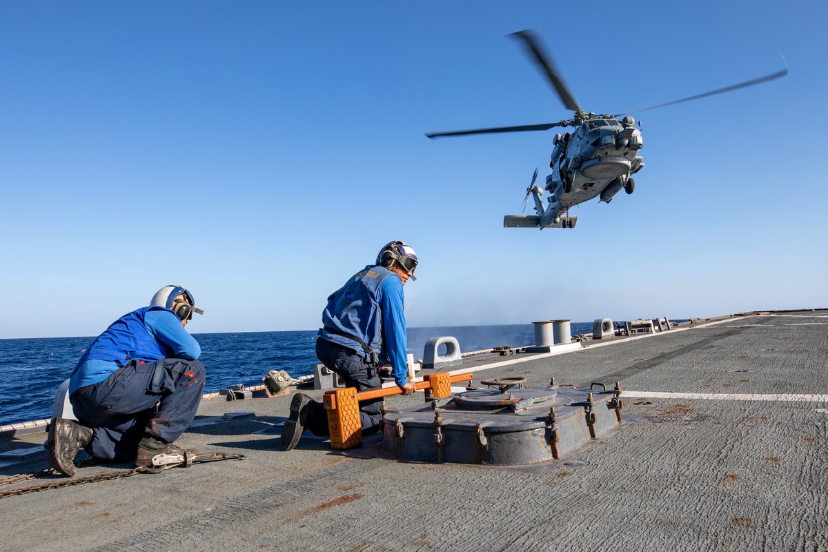 USNavy's tweet photo. #ForwardFriday:

#USSCole #DDG67 routine operations while underway in @US5thFleet

1️⃣ Sailors maintain the ship 2️⃣ navigate #US5thfleet 3️⃣ conduct #FLTOPS 4️⃣ and prepare to fight the ship, supporting maritime stability and security in @CENTCOM https://t.co/1vPulfu9GN