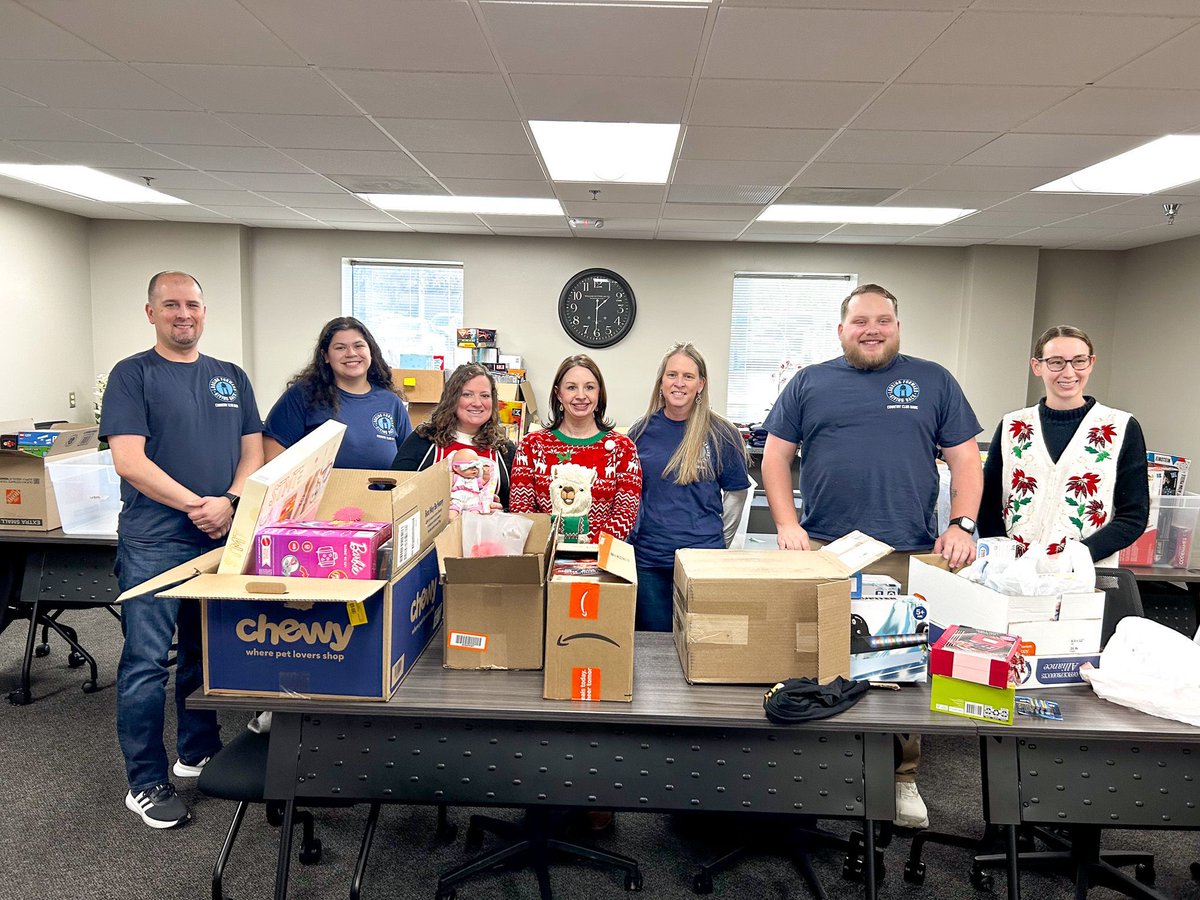 UnitedWayGKC's tweet photo. Week 1 of #SeasonsofGiving is wrapped but there's still time for you to join in on the impact &amp; fun! Sign up for volunteer events happening in the next two weeks &amp; make a difference this holiday season. 

RSVP: https://t.co/YckTJDcHLk

#Volunteer #KansasCity https://t.co/xUbKdHZliE