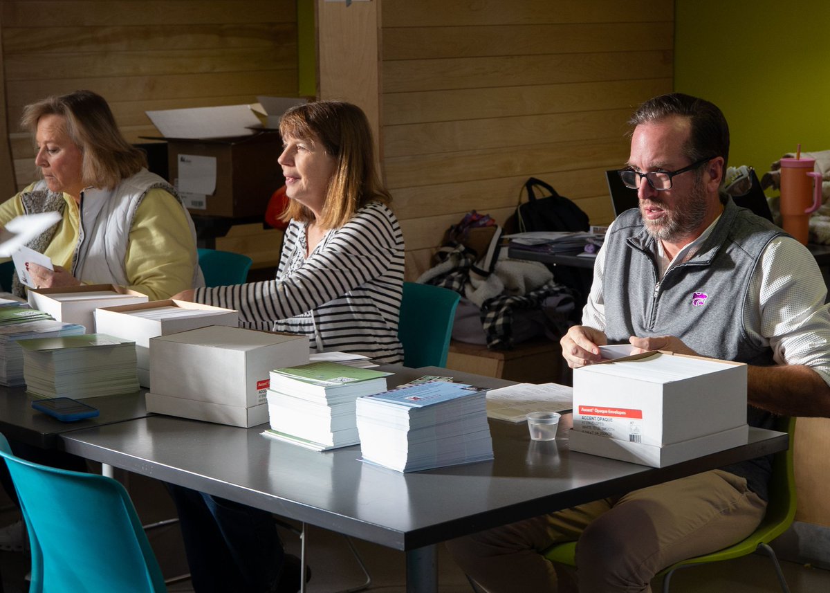 UnitedWayGKC's tweet photo. Week 1 of #SeasonsofGiving is wrapped but there's still time for you to join in on the impact &amp; fun! Sign up for volunteer events happening in the next two weeks &amp; make a difference this holiday season. 

RSVP: https://t.co/YckTJDcHLk

#Volunteer #KansasCity https://t.co/xUbKdHZliE