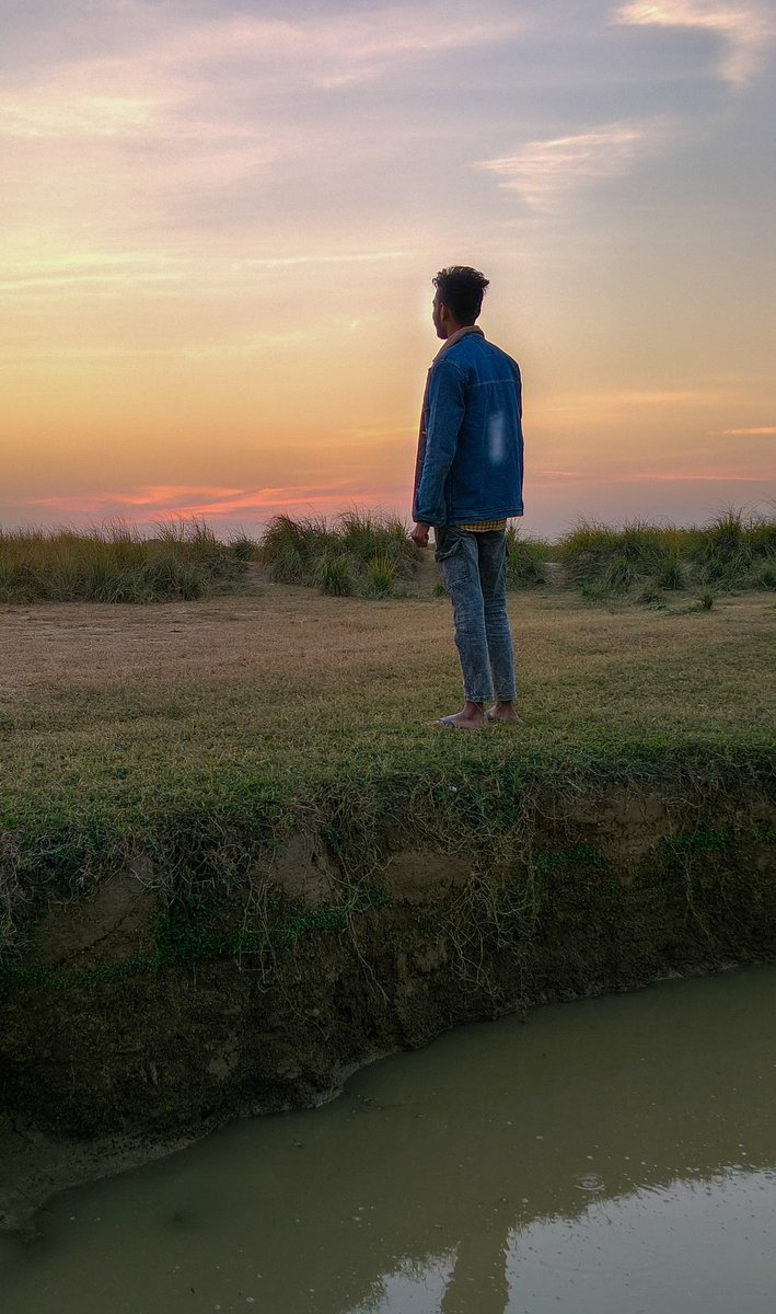 _SmartyAnuj_'s tweet photo. Ek akela insaan aur ek lahu-lahu horizon... yeh khamoshi bhi kitni kuch keh jaati hai. 🌅✨ #NaturePhotography #ThoughtsUnderTheSky https://t.co/Fh9IE5mlAF
