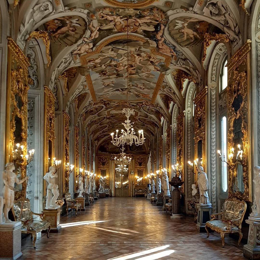 "Men did not love Rome because she was great. She was great because they had loved her."
- G. K. Chesterton

Here are the 22 must-see landmarks to discover if you find yourself in this eternal city this winter. 🧵